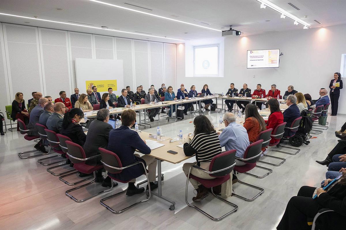 Personalidades reunidas durante la IV comisión de seguimiento, en primer plano Ministro del Interior y Directora del Centro Nacional de Desaparecidos