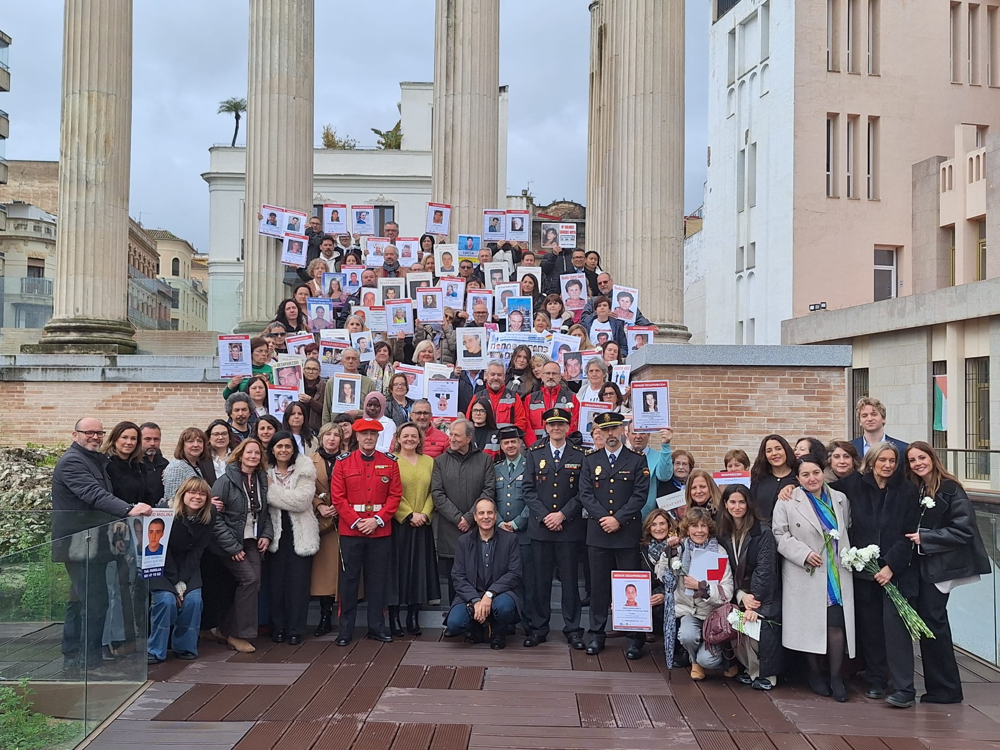 Foto de familias posando en el acto del 9 de marzo